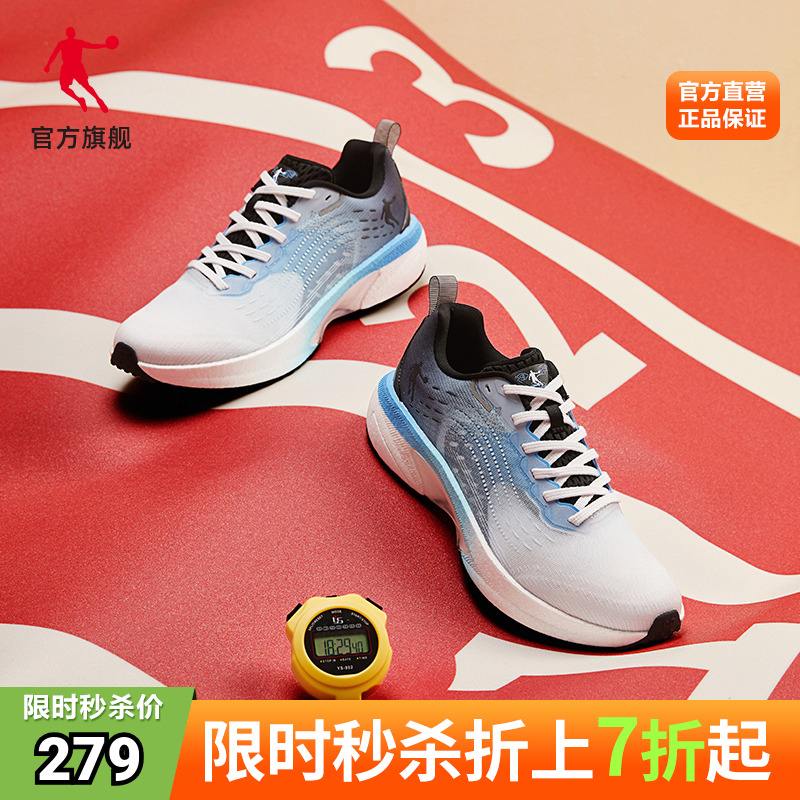 包含体育收藏品拍卖：乔丹战靴拍出天价的词条