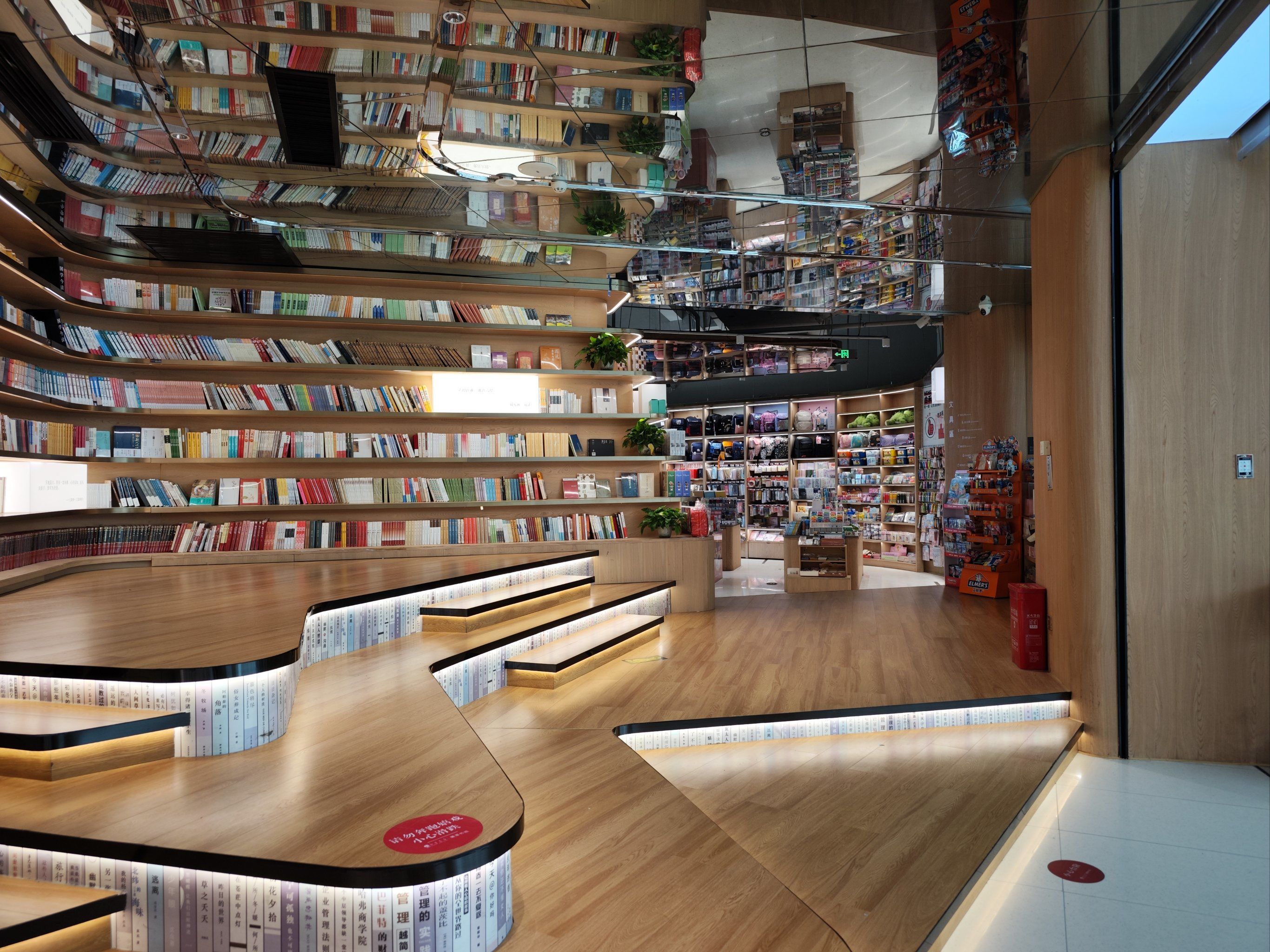 包含体育主题书店走红，运动+阅读新模式的词条